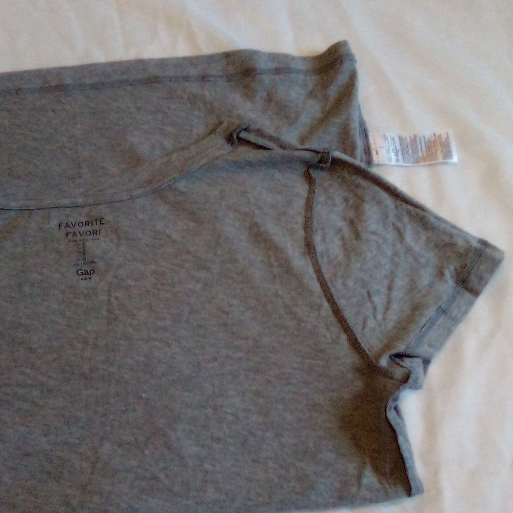 Gray Gap shirt - Picture 7 of 7
